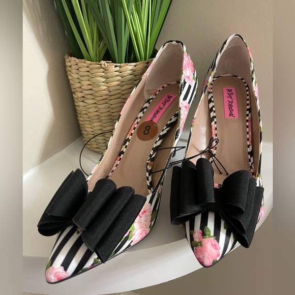 Betsey Johnson Statement Heel - Picture 2 of 12